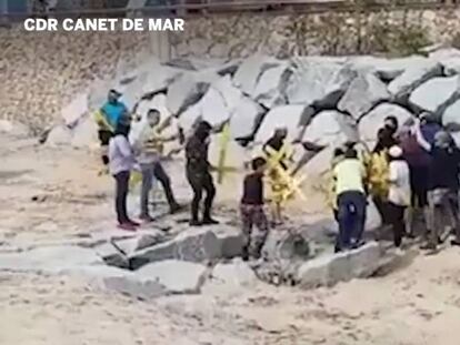 Captura de vídeo on es veuen dos grups que s'enfronten a Canet en retirar de la platja les creus de suport als presos