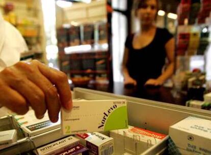 Un farmacéutico vende a una joven un envase de la píldora del día siguiente o poscoital.