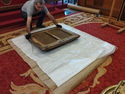 A technician from the Museum of Fine Arts wraps the portrait of the Marchioness of Llano for transport from Burgos, this Tuesday.