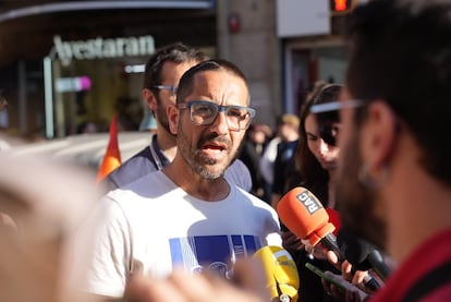 El secretario general de la CUP, Non Casadevall, atendiendo a los medios antes de la concentración.