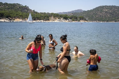 Un grupo de personas disfruta del día soleado en el pantano de San Juan de Madrid. Mañana, al final del día, una borrasca en las islas Británicas provocará el inicio de un descenso térmico por el oeste de Galicia que se generalizará al resto de la Península, salvo en el este, donde las temperaturas subirán notablemente, sobre todo en los litorales.