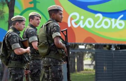 Soldados junto à Vila Olímpica de Rio.