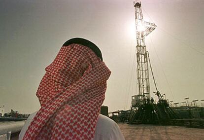 Un ejecutivo de la petrolera Saudi Aramco observa los trabajos del yacimiento de Al Hotwa.