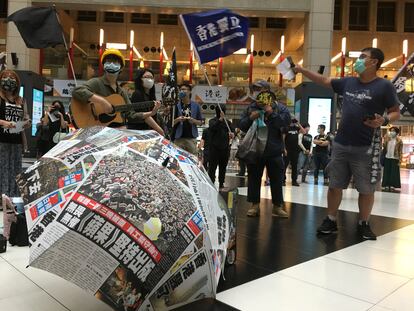 Manifestantes en Hong Kong protestan en una estación de tren contra la ley que pretende imponer el Gobierno chino.