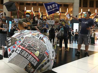 Manifestantes en Hong Kong protestan en una estación de tren contra la ley que pretende imponer el Gobierno chino.