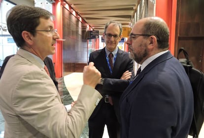 José Miguel Cisneros, vicepresidente de la Seimc (izquierda), habla con Carlos Moreno, director general de Ordenación Profesional de Sanidad, ante la mirada de Rafael Cantón, presidente de la sociedad.