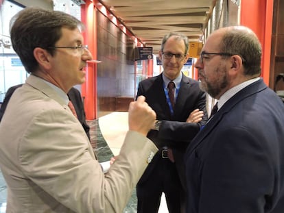 José Miguel Cisneros, vicepresidente de la Seimc (izquierda), habla con Carlos Moreno, director general de Ordenación Profesional de Sanidad, ante la mirada de Rafael Cantón, presidente de la sociedad.