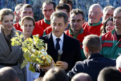 Nicolas Sarkozy recibe un roble como regalo para su hija ayer en un acto oficial.