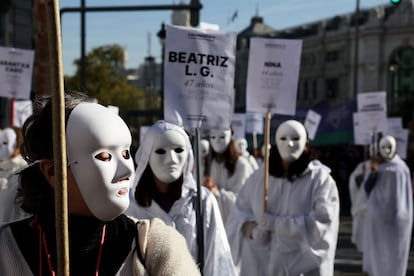Manifestantes participan en la protesta de El Foro de Madrid contra la Violencia a las Mujeres, este sábado, en Madrid.