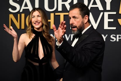 No podía faltar el actor Adam Sandler (Nueva York, 58 años), que acudió a la cita con su mujer, la también actriz Jackie Sandler (Florida, 50 años). El intérprete, el mejor pagado del mundo y un habitual de la ropa informal en las alfombras rojas, sorprendió a todos vestido de esmoquin, lo que dio pie a muchas bromas de reporteros y colegas. "Es una terrible sensación", respondió a un reportero que le preguntó al respecto. 