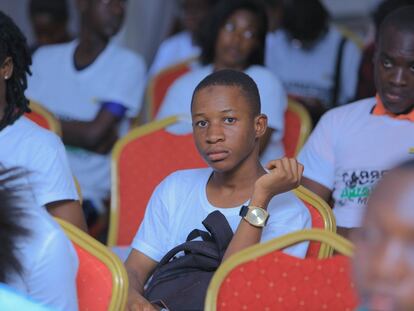 Un joven marfileño atiende a una de las mesas redondas que se celebraron durante la 14ª edición del Festival de Músicas Urbanas de Anoumabo - FEMUA,  en el Instituto Nacional de la Juventud y los Deportes de la capital financiera de Costa de Marfil.