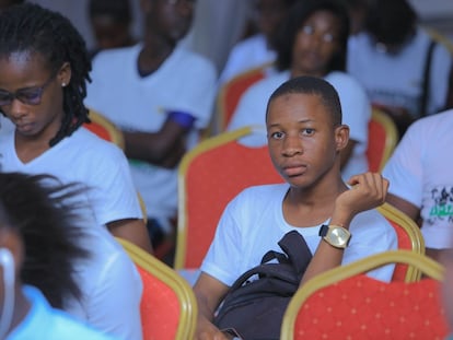 Un joven marfileño atiende a una de las mesas redondas que se celebraron durante la 14ª edición del Festival de Músicas Urbanas de Anoumabo - FEMUA,  en el Instituto Nacional de la Juventud y los Deportes de la capital financiera de Costa de Marfil.