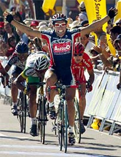 Angelo Furlan levanta los brazos al cruzar la meta como vencedor de la penúltima etapa de la Vuelta.