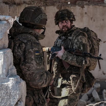 --- (Ukraine), 07/03/2025.- Soldiers of the Alcatraz Battalion, made up of former Ukrainian convicts, participate in tactical infantry training at an undisclosed location in Donetsk Oblast, Donetsk region, Ukraine, 07 March 2025. The Alcatraz Battalion was created in June 2024 after Ukrainian President Zelensky signed a law allowing for the commutation of sentences of certain categories of prisoners in exchange for signing a contract with the army and fighting in the infantry. (Rusia, Ucrania) EFE/EPA/MARIA SENOVILLA
