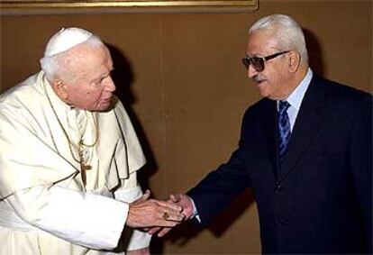 Tarek Aziz, durante su encuentro con Juan Pablo II en el Vaticano el pasado febrero.