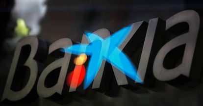 Fotografía de multiexposición que muestra los logotipos de las entidades bancarias Bankia y CaixaBank.