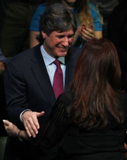 El ministro Boudou abraza a Fernández, en un acto del 19 de octubre.