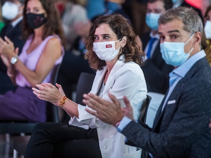 Isabel Díaz Ayuso, presidenta de la Comunidad de Madrid, y Toni Cantó en la presentación de la Oficina del Español y el próximo festival de la Hispanidad 2021, en el Círculo de Bellas Artes.