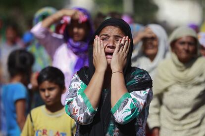 Una pariente del soldado del ejército indio fallecido, Rajat Kumar Basan, llora durante su funeral en el pueblo de Pallanwala, a unos 85 kilómetros al norte de Jammu (India).