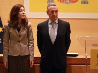 El presidente de la CNMC, Jos&eacute; Mar&iacute;a Mar&iacute;n, y la vicepresidenta, Mar&iacute;a Fern&aacute;ndez, en la toma de posesi&oacute;n. 