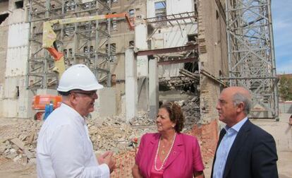 La alcaldesa, Rita Barberá, y el concejal, Alfonso Novo visitan las obras de rehabilitación del edificio de la harinera.