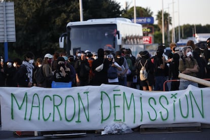 Manifestantes del movimiento 'Bloqueemos todo' muestran una pancarta en la que piden la dimisión de Emmanuel Macron durante la jornada de protestas en Montpelier.