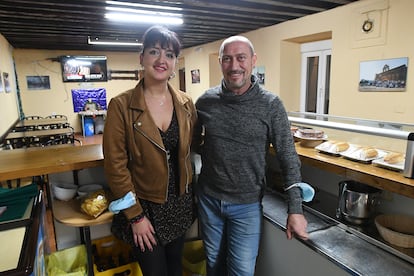 Marta Delgado, nueva regente del bar de Padilla de Abajo (Burgos), y Santiago Pardo, su compañero.