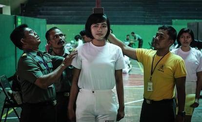 Pruebas a una candidata a la armada indonesia, en Java.