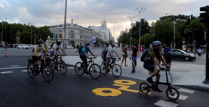 Ciclistas y ecologistas demandan apoyo a la bici durante la desescalada en Madrid.