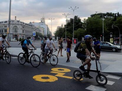 Ciclistas y ecologistas demandan apoyo a la bici durante la desescalada en Madrid.