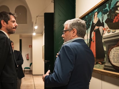 El ministro de Cultura, Ernest Urtasun (izquierda), durante una visita al Museo de América en Madrid, este lunes, en compañía del director del centro, Andrés Gutiérrez Usillos.