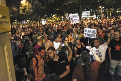 Momento previo a la carga de la policía contra un grupo de los indignados que se encaramó a las vallas del Ministerio del Interior.