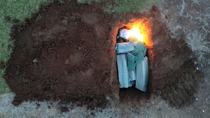 Cartones de huevo son incinerados en una granja en Montenegro, Brasil, el 16 de mayo 2025.