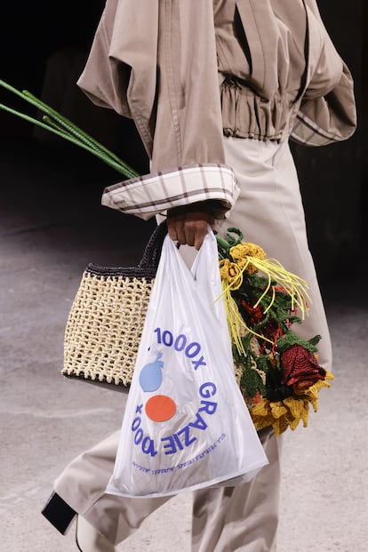 El humor ha sido clave tambin en la propuesta de Blazy en Bottega Veneta. No dej a nadie indiferente con lo que pareca una bolsa de plstico en su desfile del pasado septiembre. No era plstico, por supuesto, sino un nuevo trampantojo del creador: la bolsa era de piel.