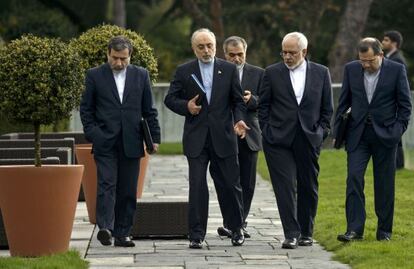 Salehí y Zarif, en el centro, pasean por los jardines del hotel.