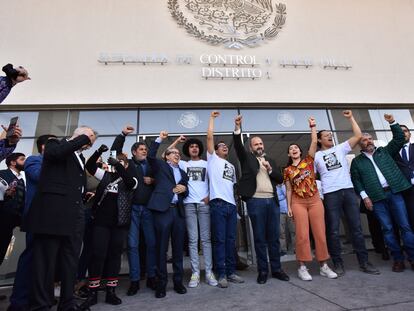 Los estudiantes Javier Armenta, Iván Ilich Cisneros y José Alexis Rojas, al salir del juzgado de Puente Grande, este 10 de enero.