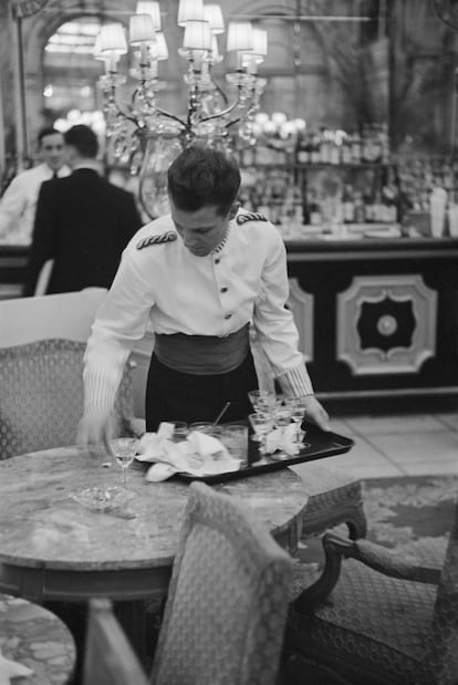 Un mesero en el bar del Hotel Plaza en Nueva York, en 1956.