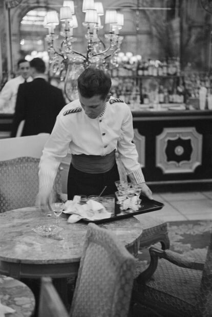 Un mesero en el bar del Hotel Plaza en Nueva York, en 1956.