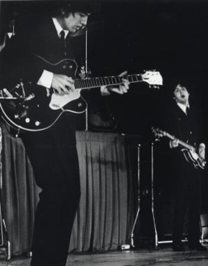 George Harrison y Paul McCartney en una gira de los Beatles en Estados Unidos, parte de la exposición 'The british are coming: The Beatles and The Rollings Stones 1964- 1966' de fotografías nunca vista antes realizadas por Bob Bonis.