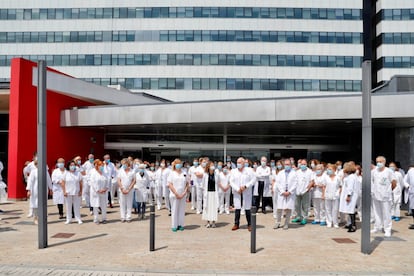 Los profesionales sanitarios españoles fueron reconocidos este miércoles, por su entrega incondicional y su heroico espíritu de sacrificio mostrado en la crisis del Covid-19, con el Premio Princesa de Asturias de la Concordia 2020. Médicos, enfermeros y profesionales sanitarios, a quienes se dirige este reconocimiento, agradecieron en la puerta del Hospital Universitario Central de Asturias en Oviedo el galardón. El jurado ha premiado a este colectivo convertido, por su dedicación y sacrificio, en un símbolo de la lucha contra una pandemia, que en España se ha cobrado la vida de más de 27.000 personas.