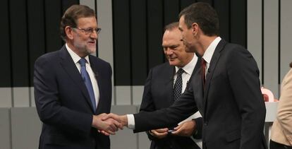 Rajoy saluda a S&aacute;nchez antes del debate a cuatro de este lunes.