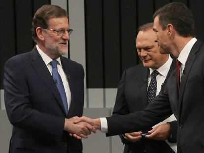 Rajoy saluda a Sánchez antes del debate a cuatro de este lunes.
