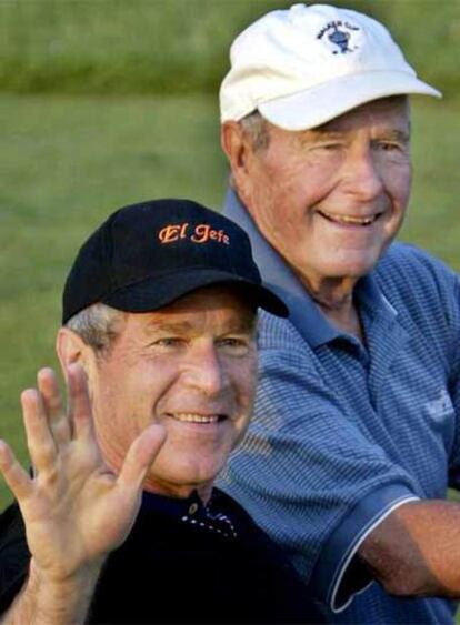 El presidente George W. Bush con su padre, el ex presidente George H. W. Bush.