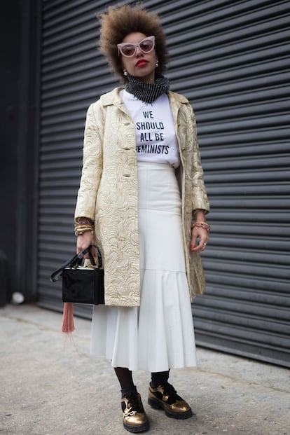 La camiseta de Dior, que tantas celebrities llevaron en las marchas femeninas de hace nos días, tampoco podía faltar en la Gran Manzana.