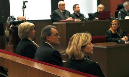 Artur Mas, amb Irene Rigau (e) i Joana Ortega (d), a la sala del Tribunal Superior de Justícia de Catalunya.