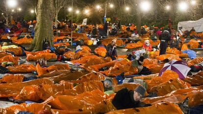 Personas pasan la noche en la calle en el evento de 2017 en Edimburgo.