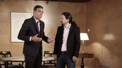 El candidato socialista, Pedro Sánchez, y el líder de Unidas Podemos, Pablo Iglesias, se reúnen antes de la sesión de investidura.