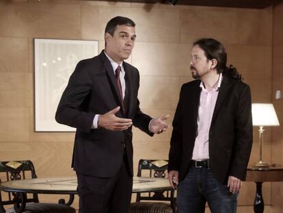 El candidato socialista, Pedro Sánchez, y el líder de Unidas Podemos, Pablo Iglesias, se reúnen antes de la sesión de investidura.