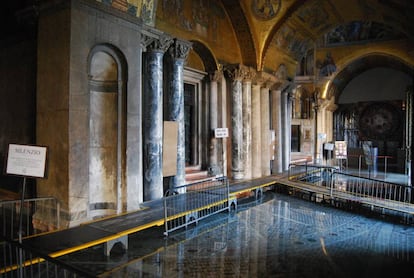 Inundaciones en el nártex de la basílica de San Marcos.