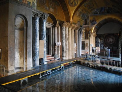 Inundaciones en el nártex de la basílica de San Marcos.